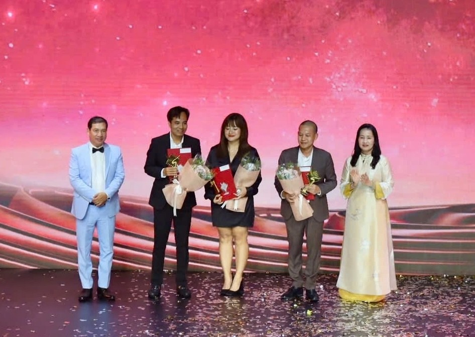 Hai tác giả Lại Phương Thảo, Chu Hồng Vân (Gặp em ngày nắng) đạt giải Biên kịch xuất sắc phim truyện truyền hình. Đạo diễn xuất sắc thuộc về Nguyễn Đức Hiếu (Gặp em ngày nắng).