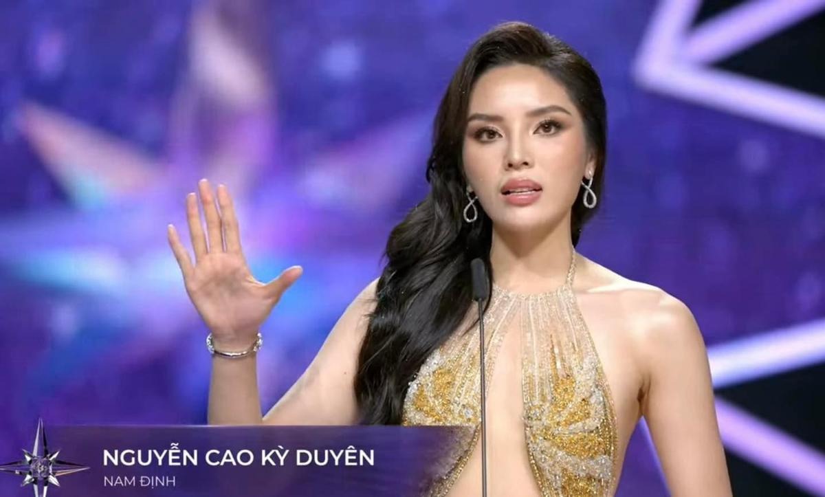 Kỳ Duyên ra hiệu cho người hâm mộ yên lặng khi mọi người la hét, cổ vũ quá nhiệt tình trong phần thi ứng xử của cô.