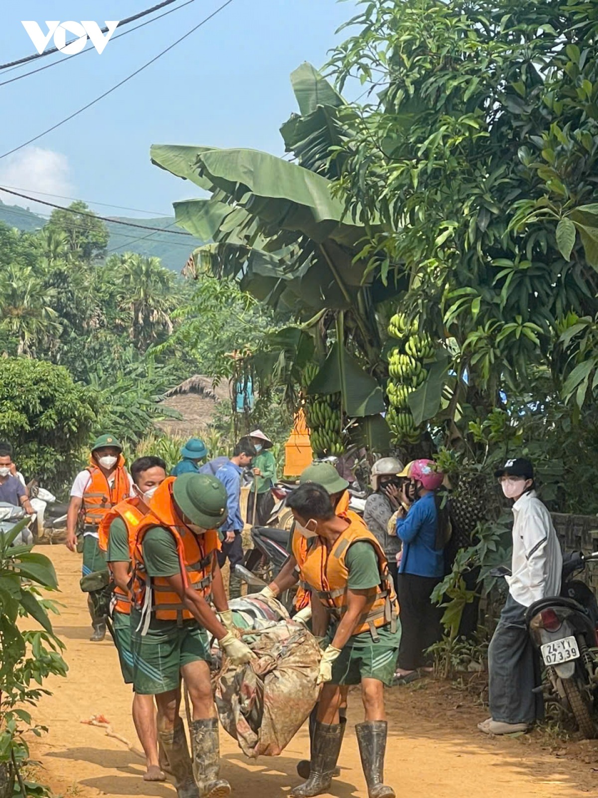 Lực lượng chức năng tiếp tục tham gia tìm kiếm người mất tích.