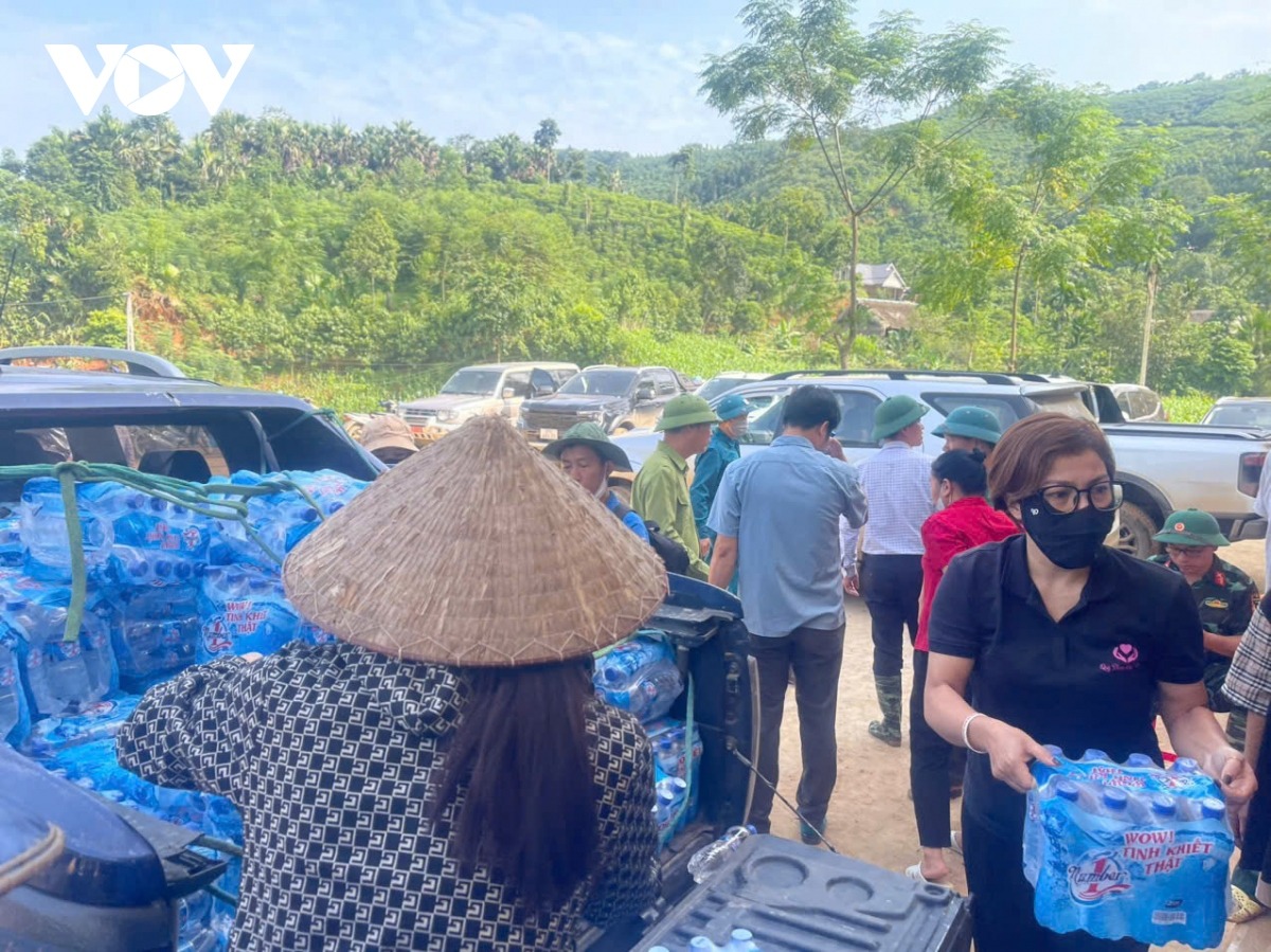 Hàng nghìn chai nước đang được phát cho người dân Làng Nủ.