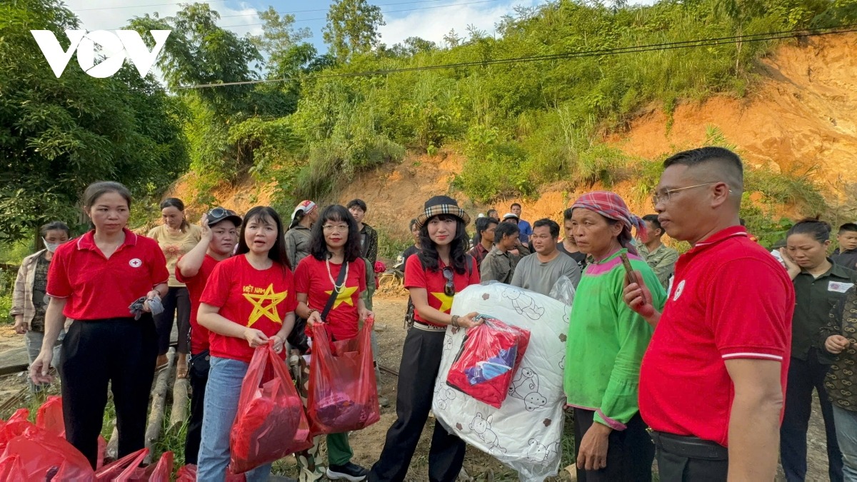 Trong 2 ngày thứ bẩy và chủ nhật (14-15/9) Đoàn thiện nguyện của Khóa học 93-96 Hà Nội và những người bạn đồng hành tất tả ngược xuôi trên những chiếc xe tải mang theo hàng hóa thiết yếu đến với bà con vùng lũ ở Mường Hum, huyện Bát Xát và thôn Làng Nủ, xã Phúc Khánh, huyện Bảo Yên, Lào Cai.