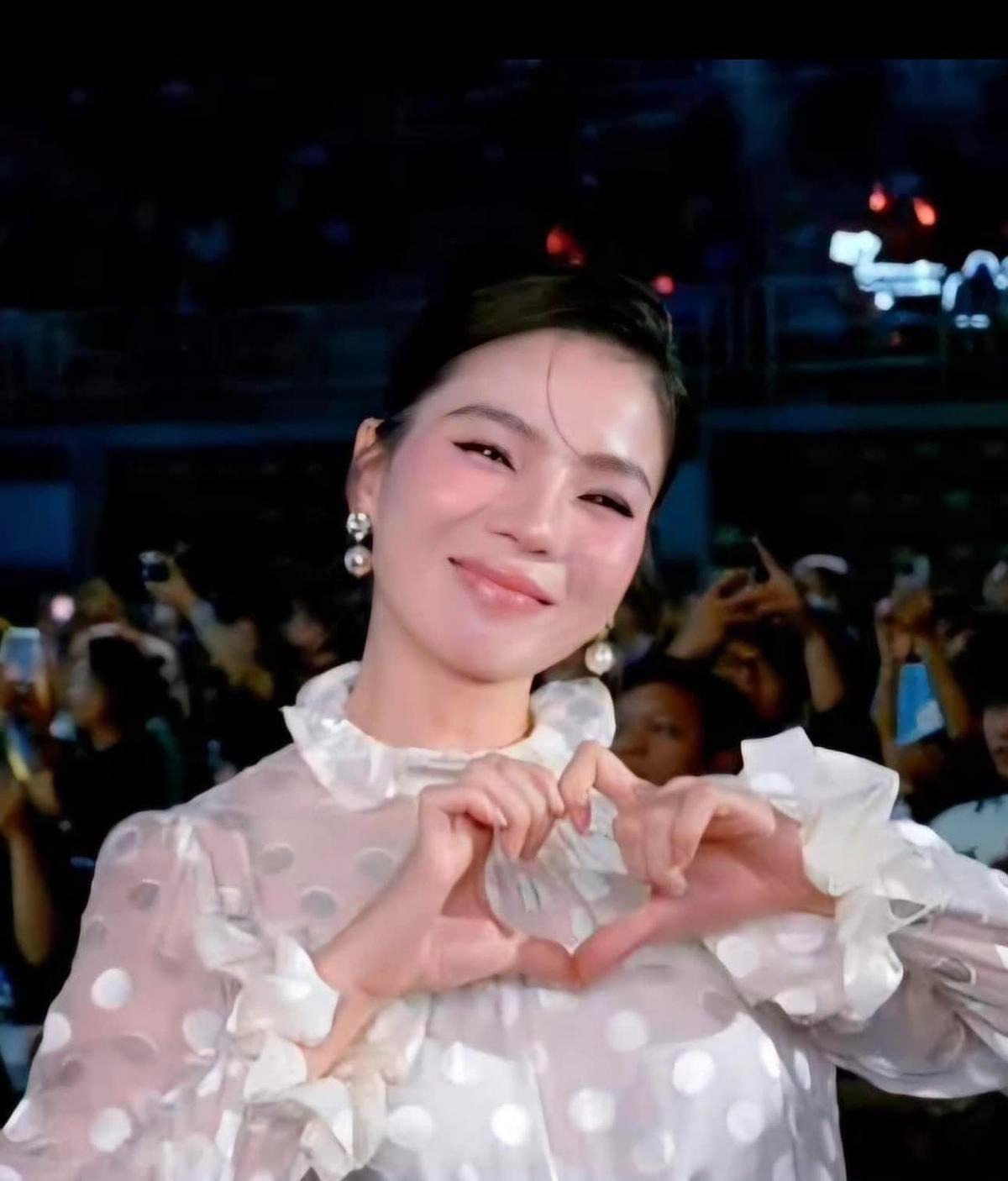 Lệ Quyên gây bất ngờ với visual tươi trẻ, làn da căng bóng khi đến xem chung kết Miss Universe Vietnam 2024. Ảnh: FBNV