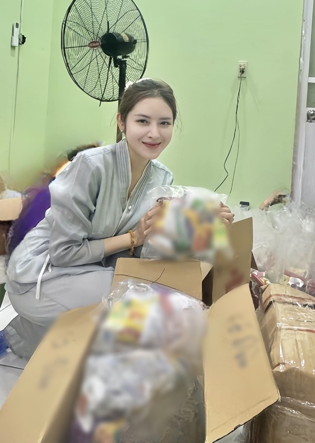 Cô nàng thường xuyên chia sẻ hình ảnh đi làm thiện nguyện.