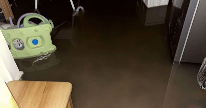 Nước tràn vào nhà trong đêm tại khu vực Nguyễn Văn Trỗi (Thanh Xuân)