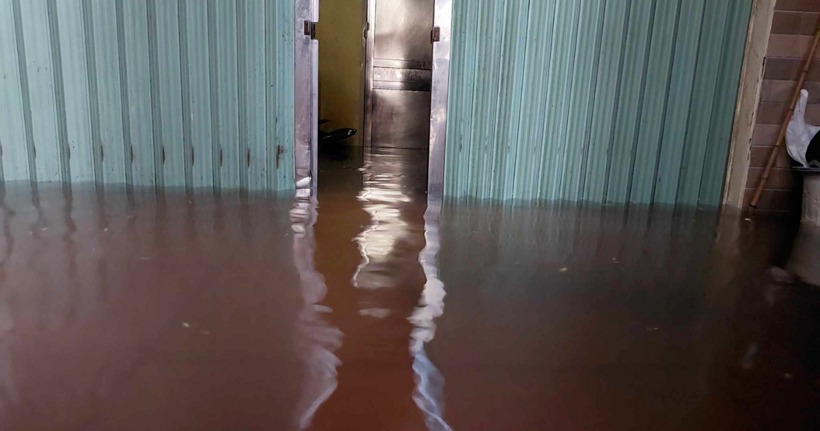 Ngập sâu tại 1 số ngôi nhà ở đường Đê La Thành, Đống Đa.