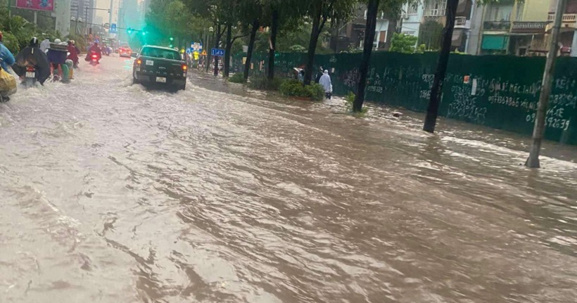 Ngập sâu tại tuyến đường Tố Hữu.