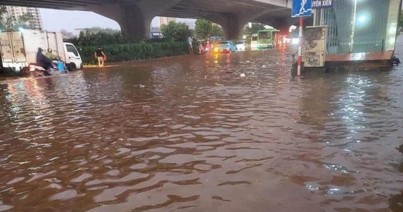 Khu vực đường Nguyễn Xiển ngập úng khiến tình trang giao thông ùn tắc kéo dài.