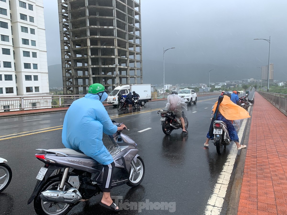 Gió lớn khiến nhiều xe máy phải dừng lại trên cầu Thuận Phước.