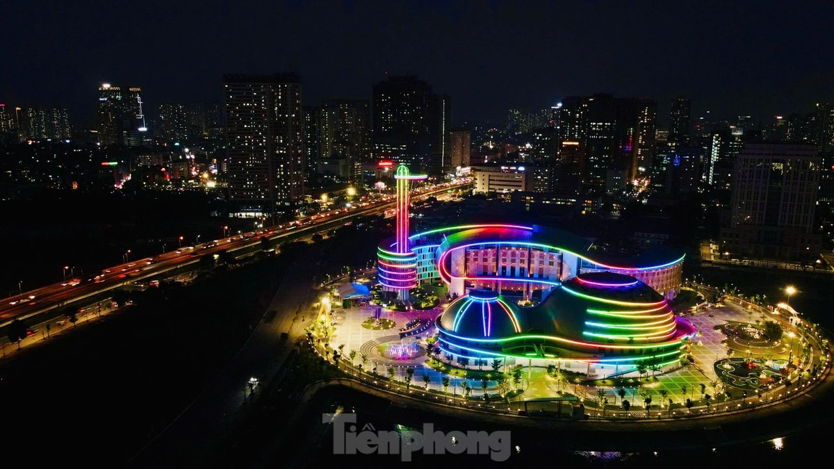 Cung Thiếu nhi Hà Nội nhìn từ trên cao lung linh, rực rỡ sắc mầu về đêm.