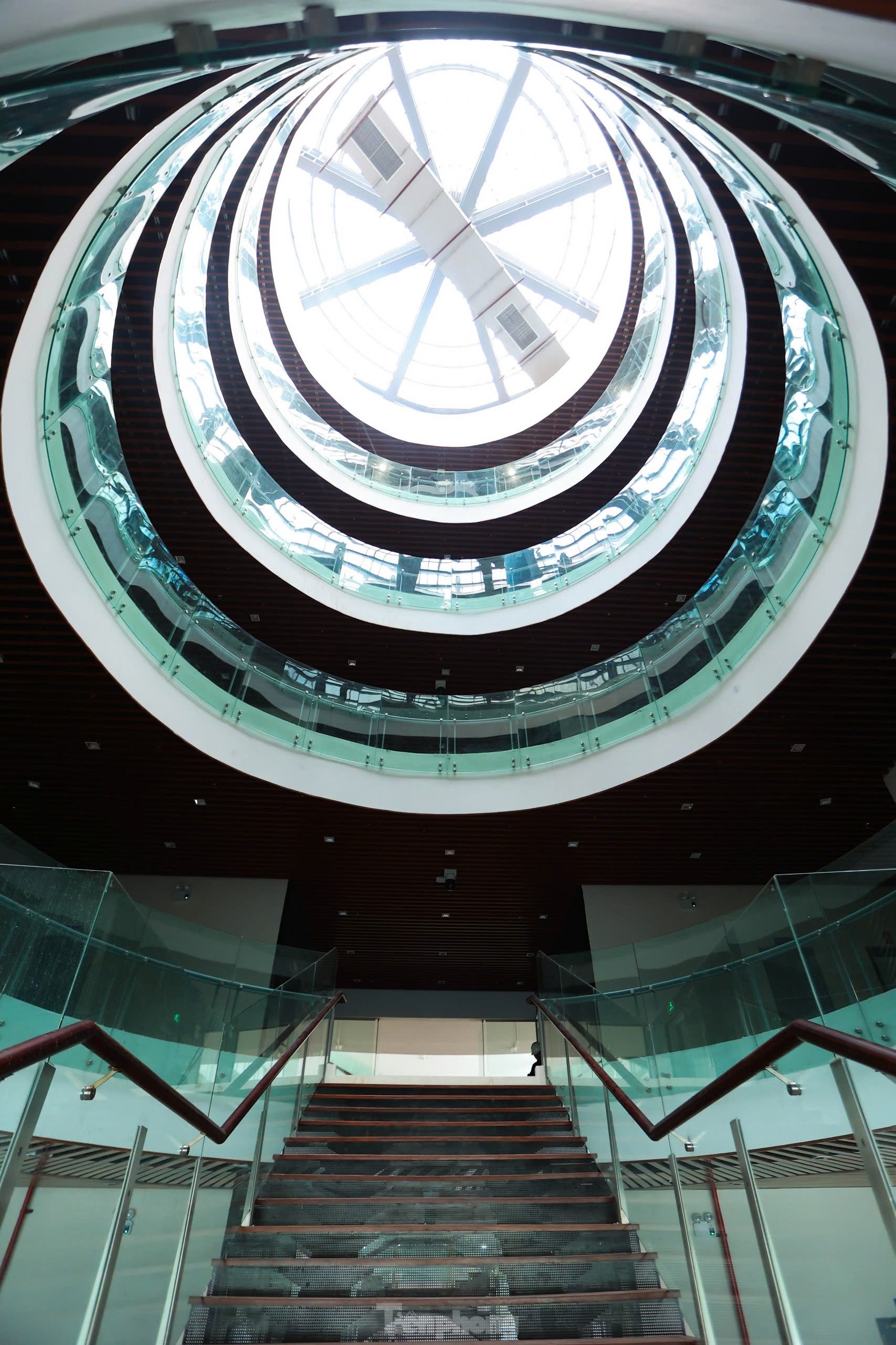 Tháp thiên văn 18 tầng cao 68 m ,nơi cao nhất của cung thiếu nhi, bên trong có hai ống nhòm và kính thiên văn.