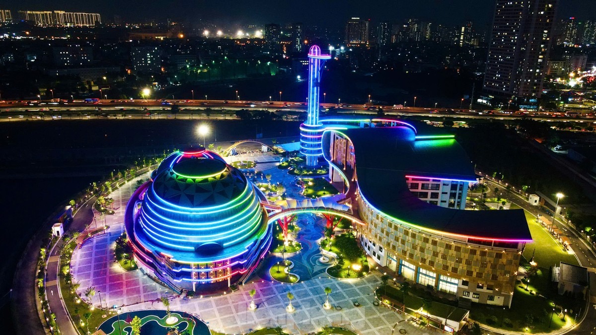 Khu B gồm khu văn phòng, thể thao, học tập với 3 khối nhà chức năng liên kết với nhau gồm: Nhà thi đấu, bể bơi, Nhà hành chính, tháp thiên văn, nhà học, thư viện. Tầng hầm với diện tích khoảng 1.200m2, bao gồm các khu vực để xe và các phòng kỹ thuật.