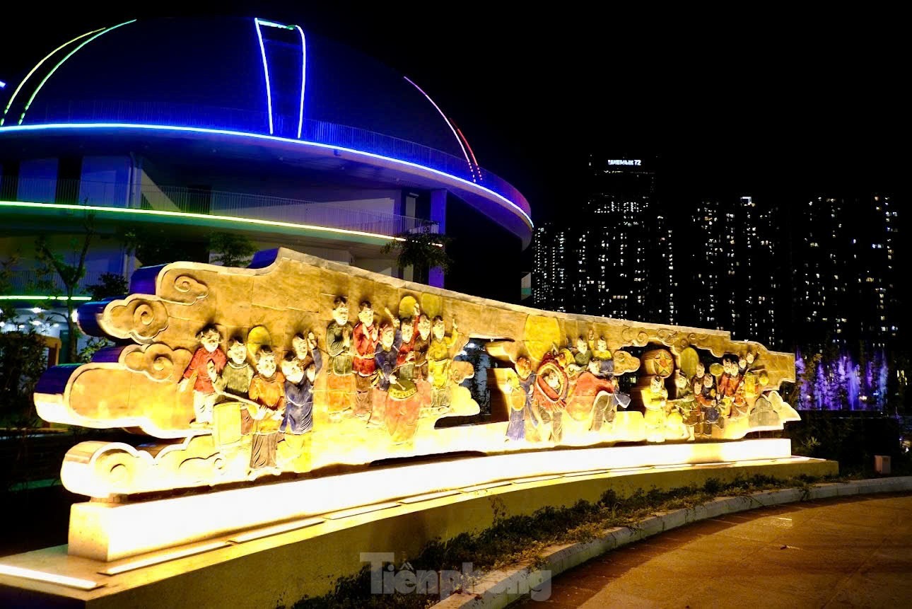 Những ngày gần đây, sau khi công trình được hoàn thiện hệ thống đèn chiếu sáng, nhiều người dân khi đi qua đã trầm trồ ấn tượng bởi quang cảnh lung linh màu sắc.