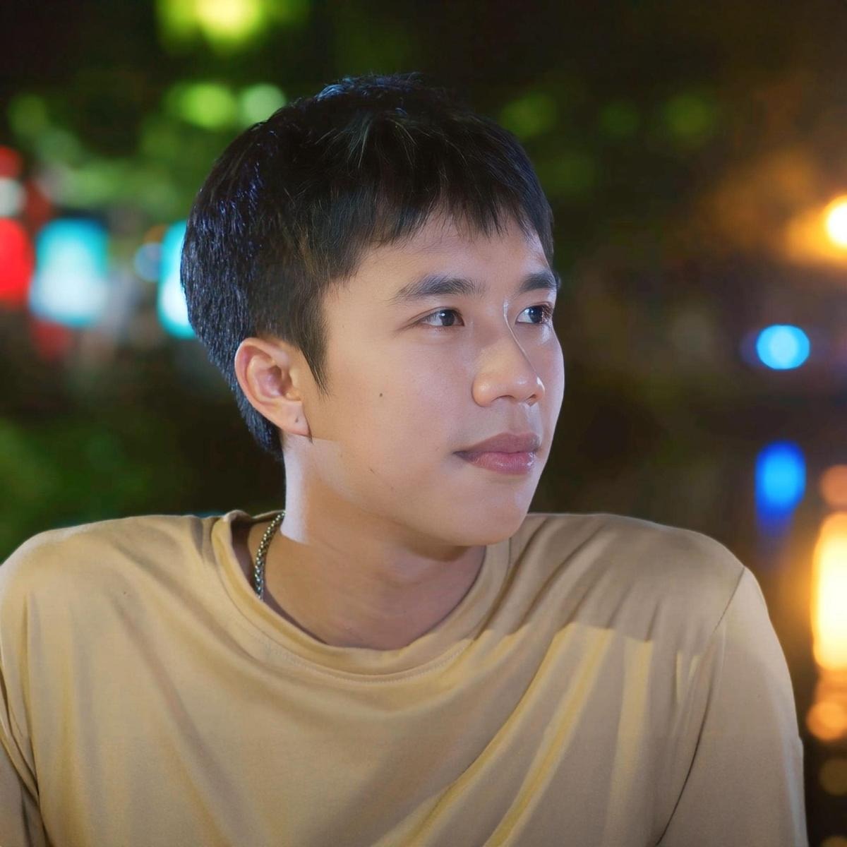 Trong khi đó, Long Vũ trong vai Chải dù tạo nên sức hút cho Đi giữa trời rực rỡ lại ngày càng ít thời lượng lên sóng.