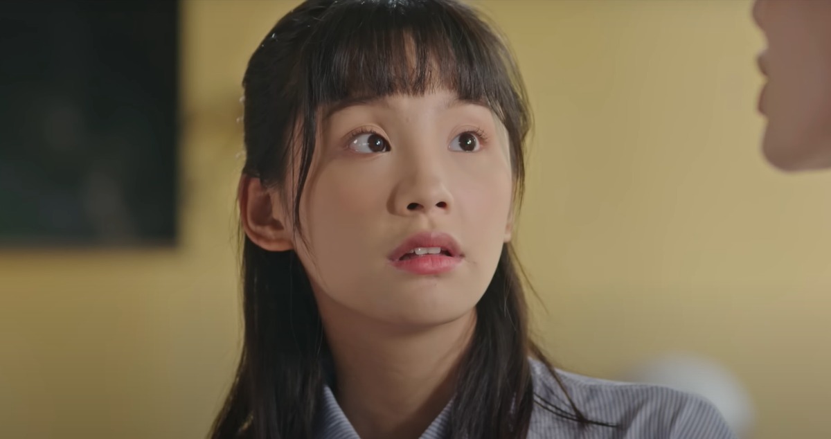 Thu Hà Ceri gây tranh cãi trong phim Đi giữa trời rực rỡ vì lối diễn xuất đơ cứng, thiếu tự nhiên.