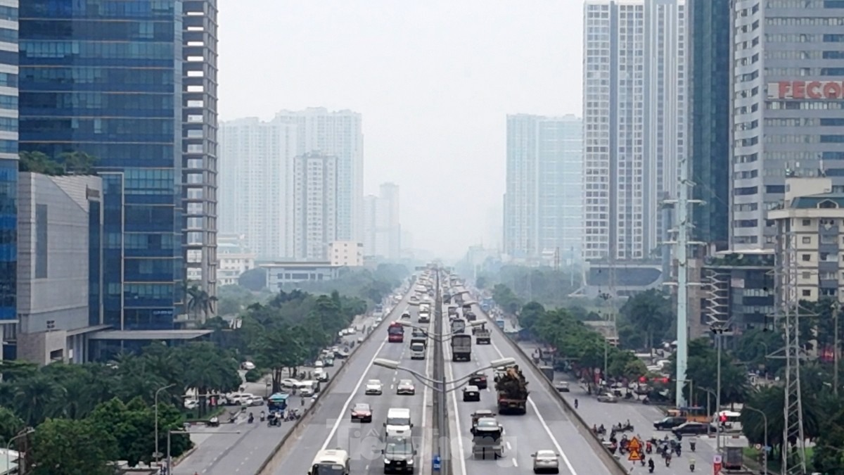 Đường Vành đai 3 chìm dần vào lớp sương mù vào thời điểm gần 12 giờ trưa nay.