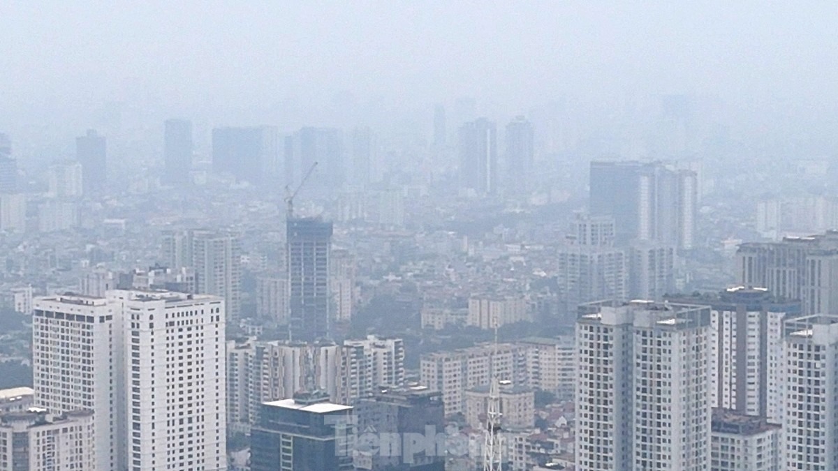 Không khí mịt mù khiến người dân chỉ có thể quan sát những tòa nhà khi ở khoảng cách gần.