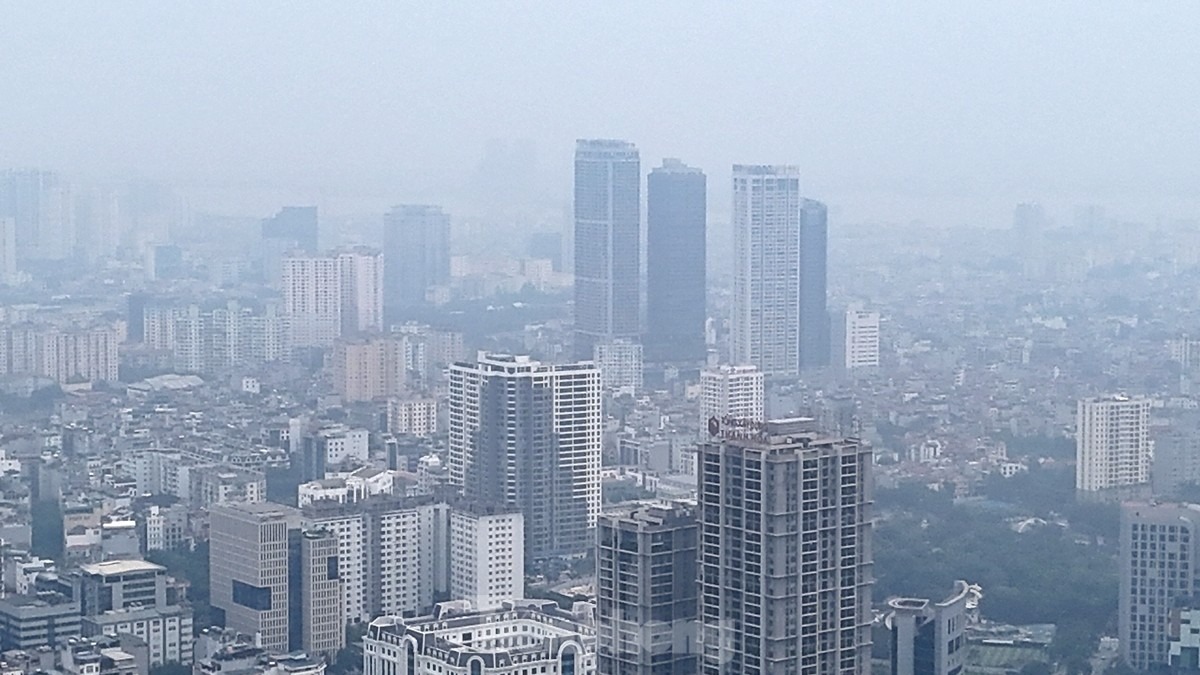 Theo trang IQAir, chỉ số chất lượng không khí AQI ở Hà Nội ngày hôm nay (25/9) là từ 97 đến 171 IS AQI - đạt mức không tốt cho sức khoẻ, khuyến cáo người dân không nên ra đường hoặc khi ra ngoài phải đeo khẩu trang đầy đủ.