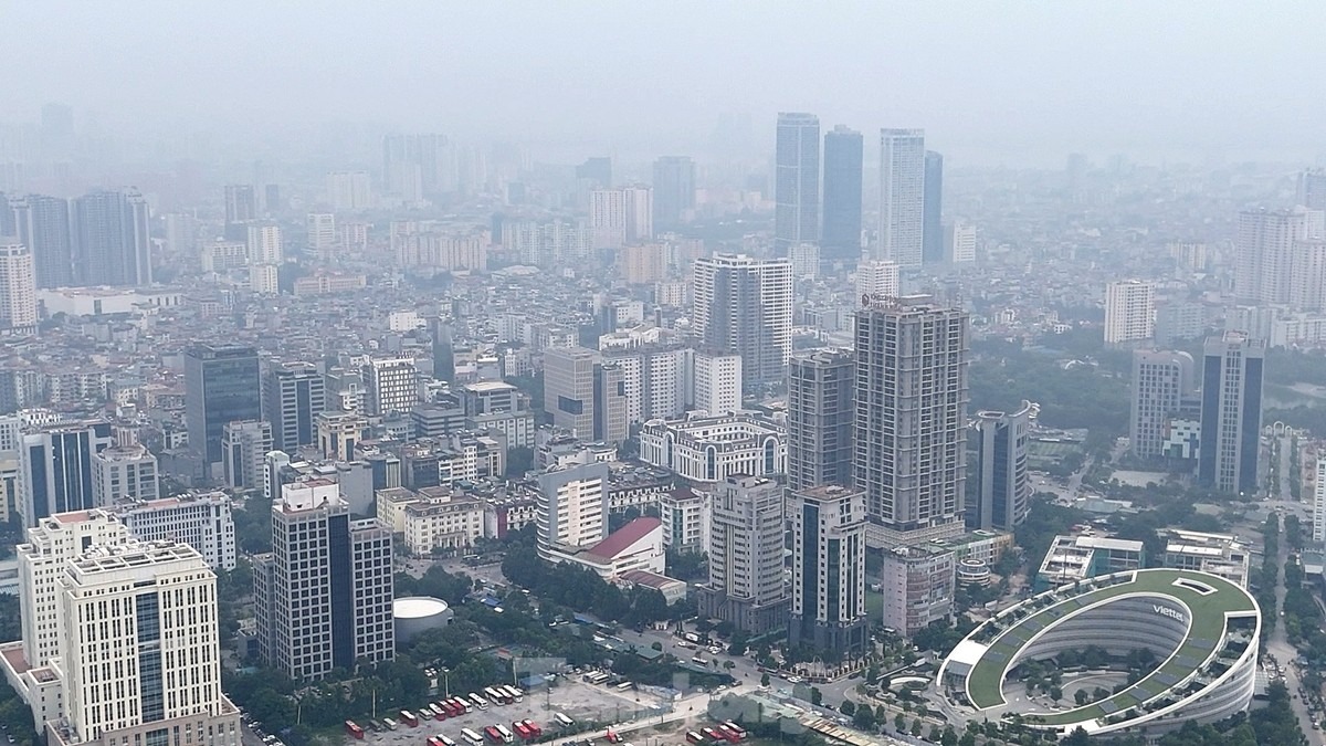 Tại khu vực Cầu Giấy thời điểm giữa trưa đạt khoảng 140 đến 155 IS AQI, ngưỡng có hại cho sức khỏe con người.