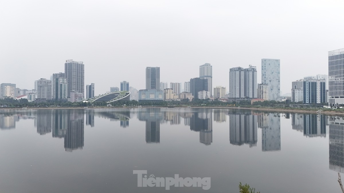 Bắt đầu buổi sáng sớm hôm nay (25/9), thủ đô Hà Nội bị lớp sương mù bao phủ.