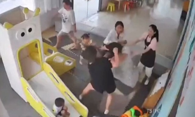 Hai người phụ nữ lao vào ẩu đả.