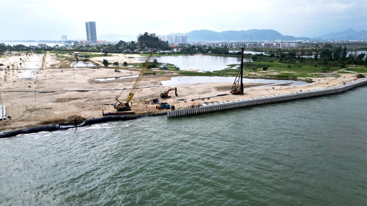 Người dân địa phương cho rằng quá trình thi công dự án khu du lịch sinh thái Nam Ô ở phía đối diện đã tác động và ảnh hưởng đến khu vực cửa sông Cu Đê, bãi biển dọc tuyến bờ kè từ nhà máy xi măng Hải Vân đến cầu Nam Ô.