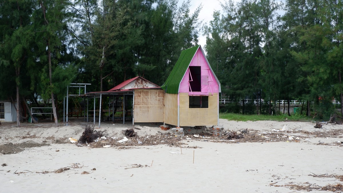 Theo phản ảnh của người dân, việc xâm thực bắt đầu xuất hiện và ăn sâu vào bờ từ khi dự án du lịch sinh thái Nam Ô triển khai xây kè, hút cát từ cửa sông Cu Đê để san lấp mặt bằng.