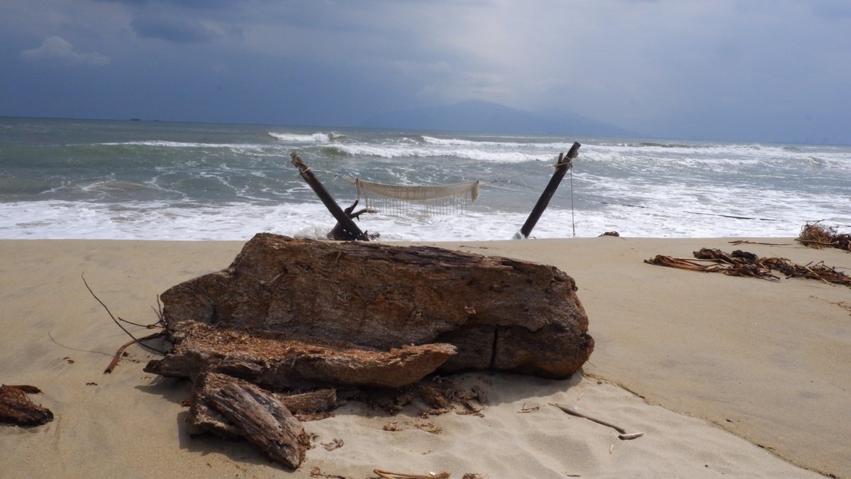 Ông Nguyễn Mai, Tổ trưởng tổ 28, phường Hòa Hiệp Bắc cho biết: Việc hút cát từ khu vực cửa sông sẽ dẫn đến việc xói lở, xâm thực ở khu vực bãi biển. Quá trình thi công dự án cũng đã ảnh hưởng đến ngư nghiệp của người dân trong vùng.