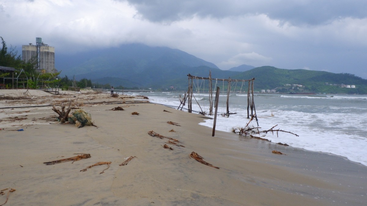 Theo lãnh đạo phường Hòa Hiệp Bắc, cùng với việc thi công các dự án tại khu vực, hiện nay, địa phương đang bước vào mùa gió, sóng mạnh trên biển, mưa lũ trên sông Cu Đê, nên phải đánh giá kỹ nguyên nhân khiến cửa sông bị xâm thực trên cơ sở khoa học.