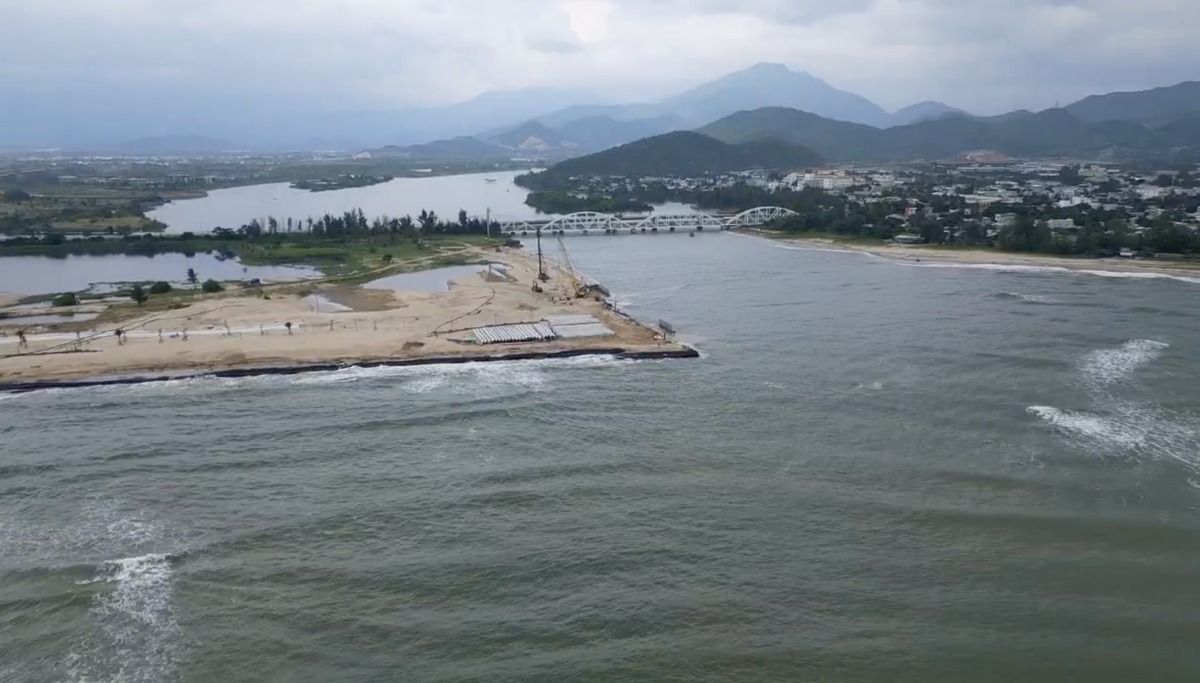 Toàn cảnh khu vực thi công kè chắn sóng, san lấp mặt bằng dự án khu du lịch sinh thái Nam Ô ngay ở cửa sông Cu Đê đổ ra biển Đà Nẵng. Ảnh: Nguyễn Thành