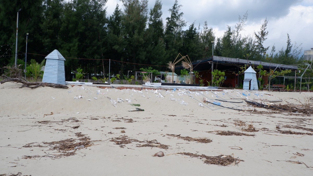 Hàng trăm mét bãi biển tại khu vực tổ 28 phường Hòa Hiệp Bắc (quận Liên Chiểu, TP. Đà Nẵng) đang bị xâm thực nghiêm trọng, gây xói lở các hàng quán, công trình của người dân, uy hiếp an toàn tài sản, tính mạng của người dân trong mùa mưa bão. Ảnh: Nguyễn Thành