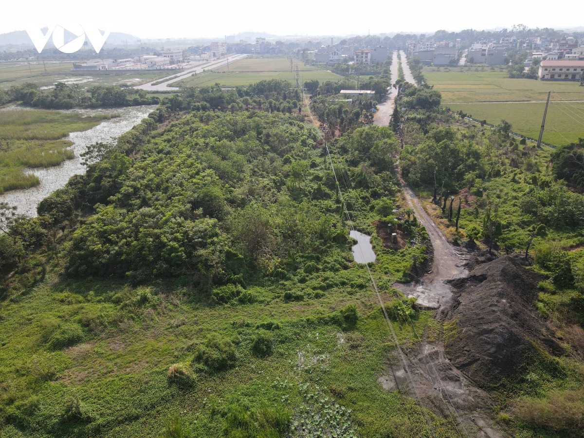 Như Báo Điện tử VOV đã đưa tin trước đó, tại Trường Đại học quốc tế Bắc Hà (huyện Tiên Du, Bắc Ninh) xuất hiện tình trạng đổ trộm chất thải nghi là công nghiệp trái phép gây ô nhiễm môi trường xung quanh.