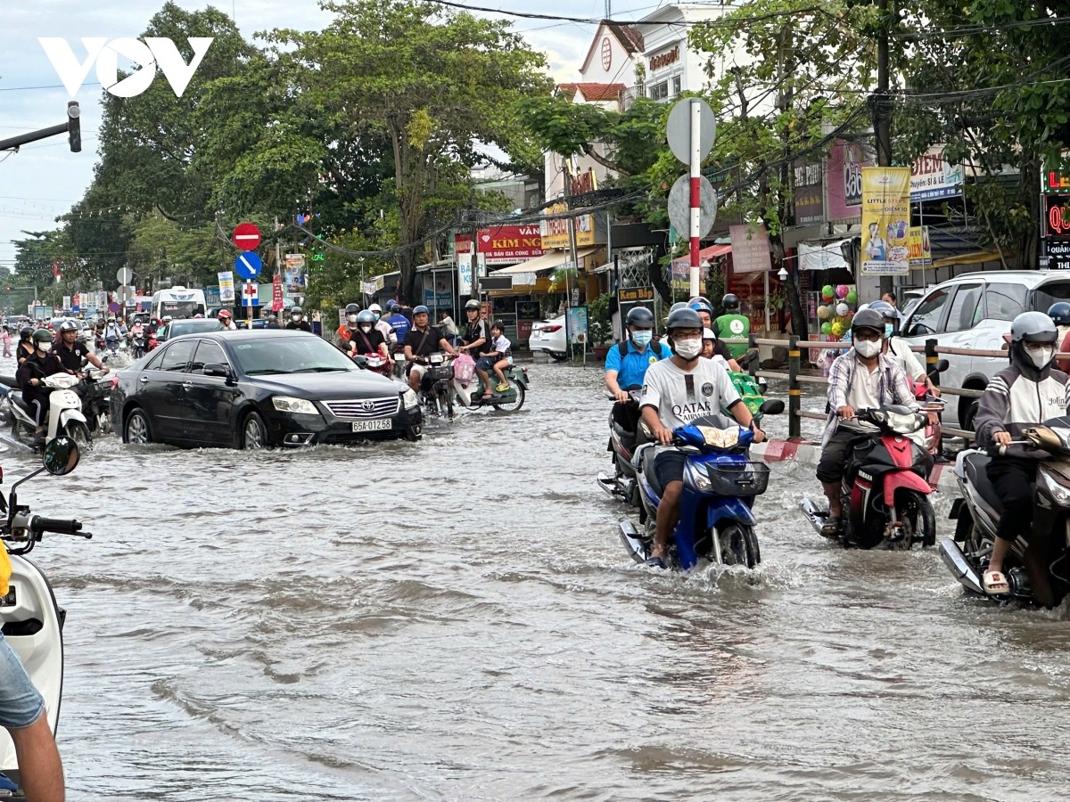 Trong sáng 18/10, triều cường vượt báo động 3 khoảng 20cm