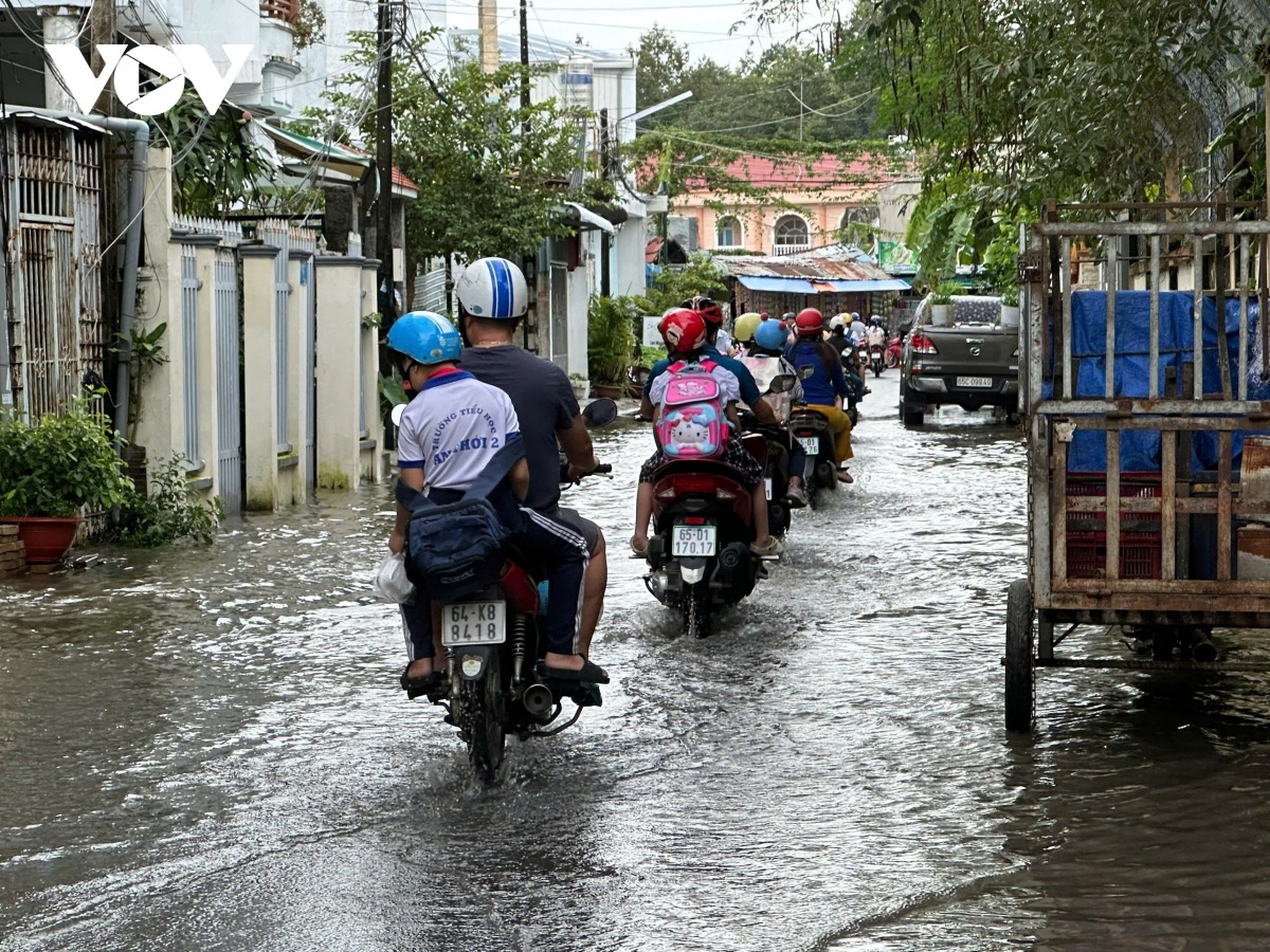 Người dân chật vật đưa con đến trường