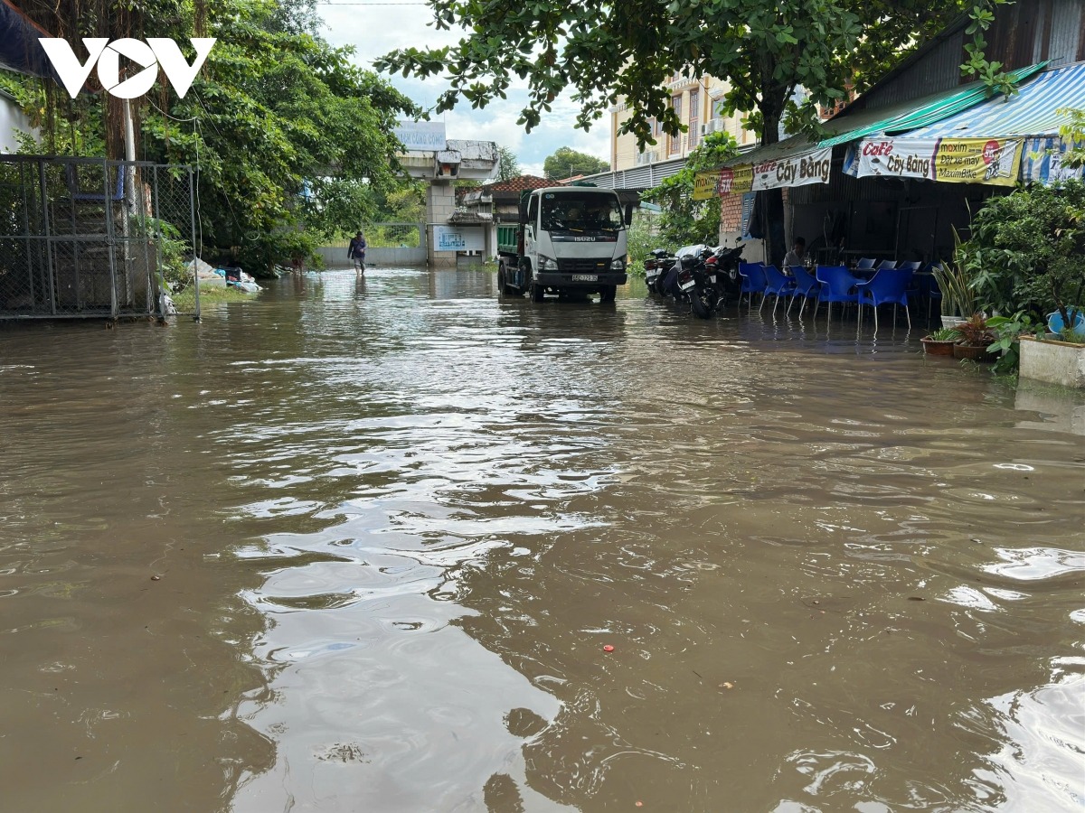 Kinh doanh buôn bán của người dân bị ảnh hưởng của triều cường