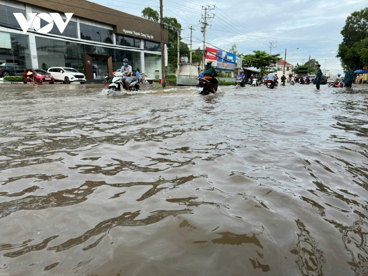 Ghi nhận sáng nay trên đường Cách Mạng Tháng 8, triều cường ngập sâu nhiều phương tiện chết máy