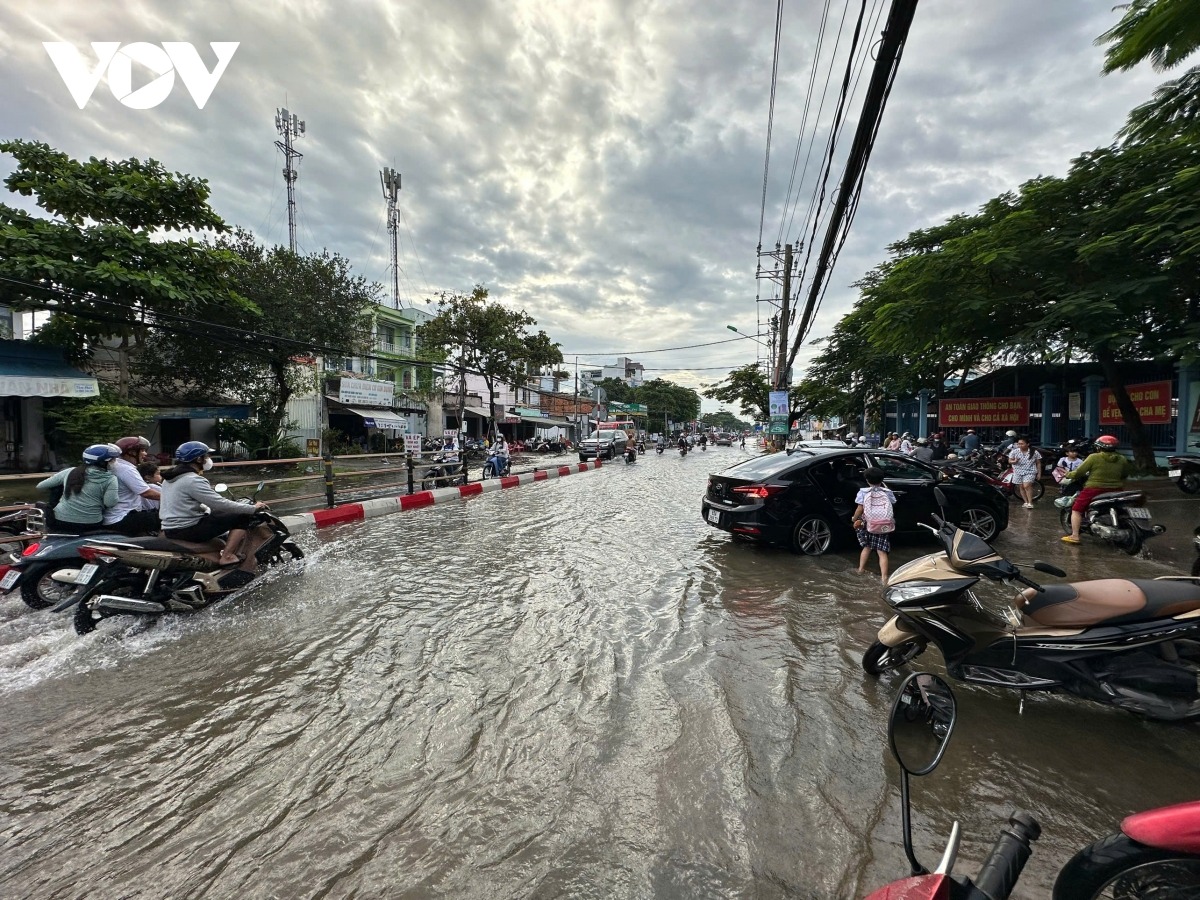 Những ngày triều cường dâng cao học sinh đi học khó khăn