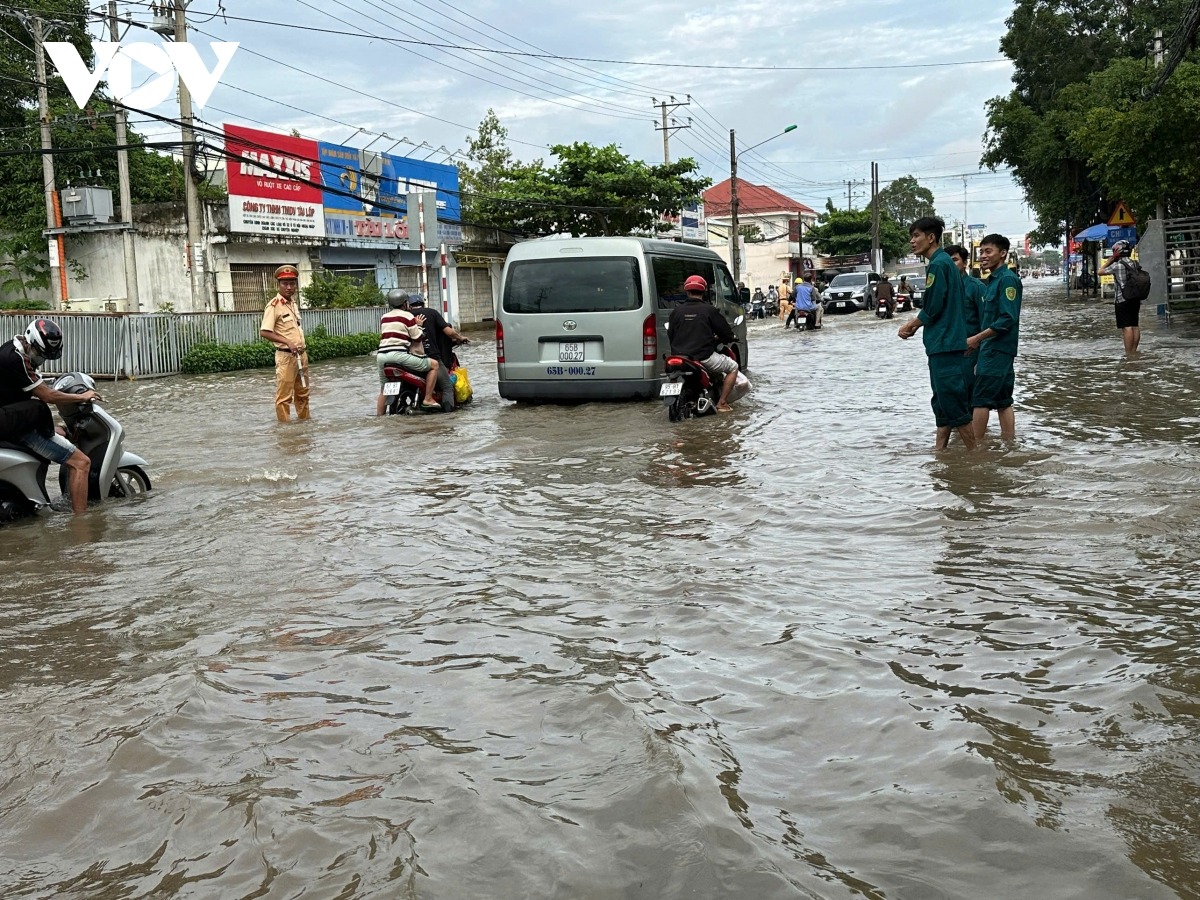 Ở những điểm ngập sâu luôn có lực lượng chức năng hỗ trợ người dân