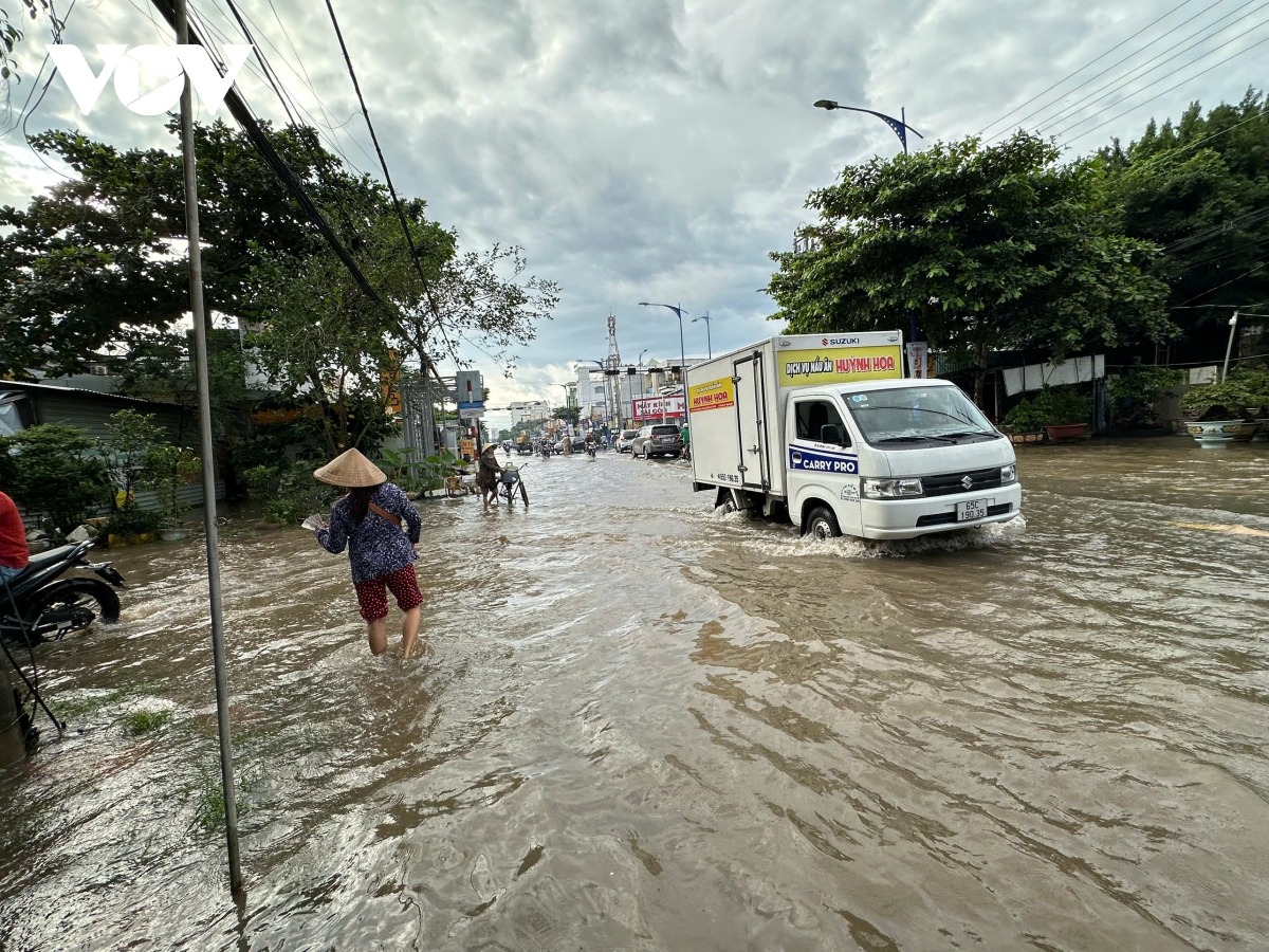 Việc buôn bán, kinh doanh bị ảnh hưởng bởi triều cường