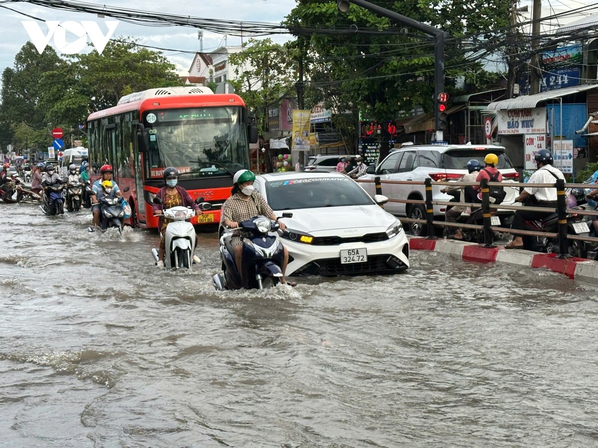 Trong sáng nay triều cường ghi nhận mực nước cao nhất tại trạm Cần Thơ trên sông Hậu vào lúc 5h là 2,20m, vượt báo động III 0,20m, dự báo triều cường ở Cần Thơ tiếp tục vượt báo động III và thời gian xuất hiện đỉnh triều vào sáng sớm và chiều tối.