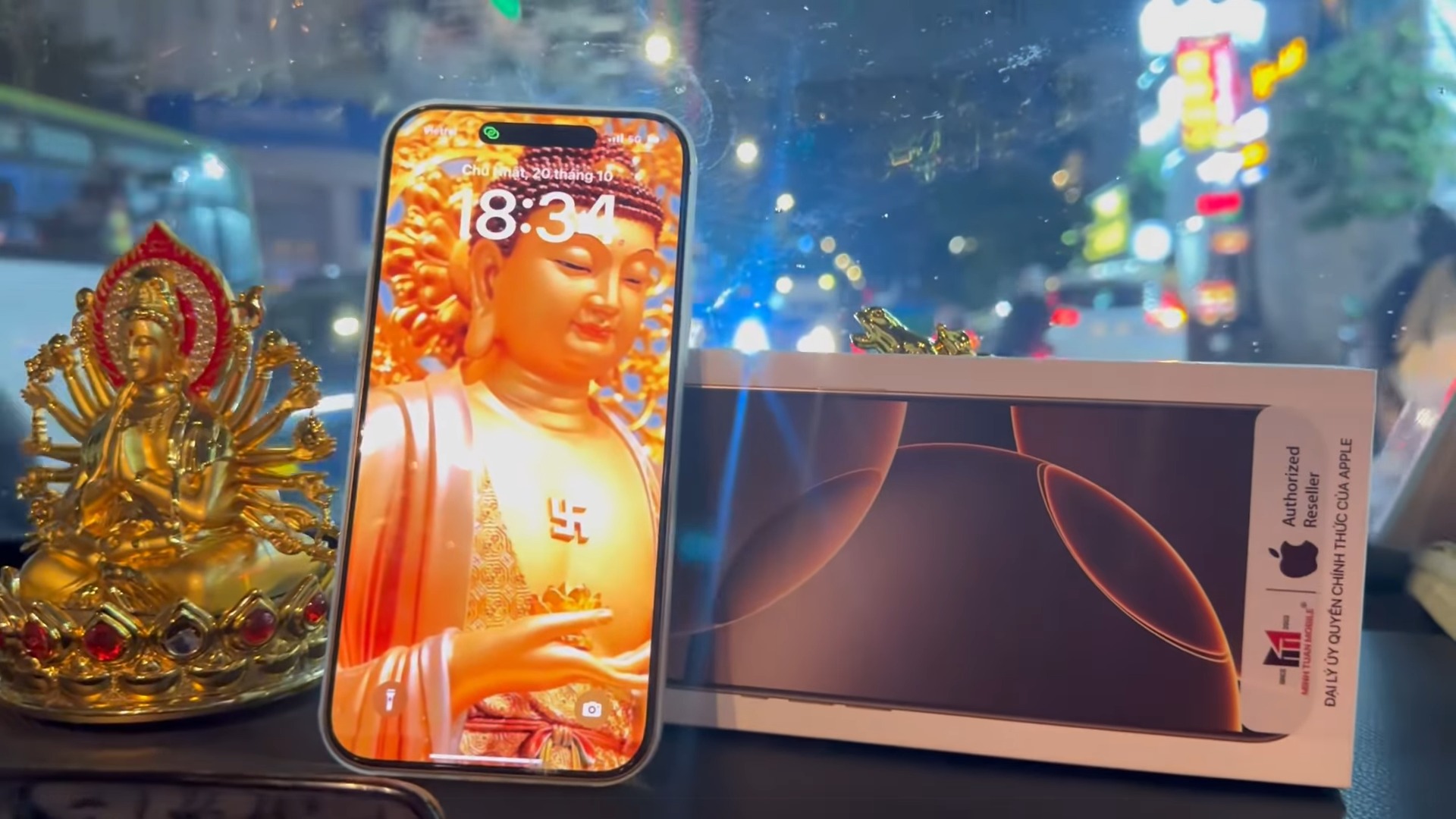 Cựu siêu mẫu khoe khéo món quà ngày 20/10 của bạn trai dành cho mình.