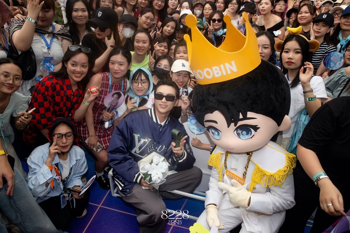 Soobin check-in tại booth quáng cáo do fan thực hiện. Ảnh: 8228.
