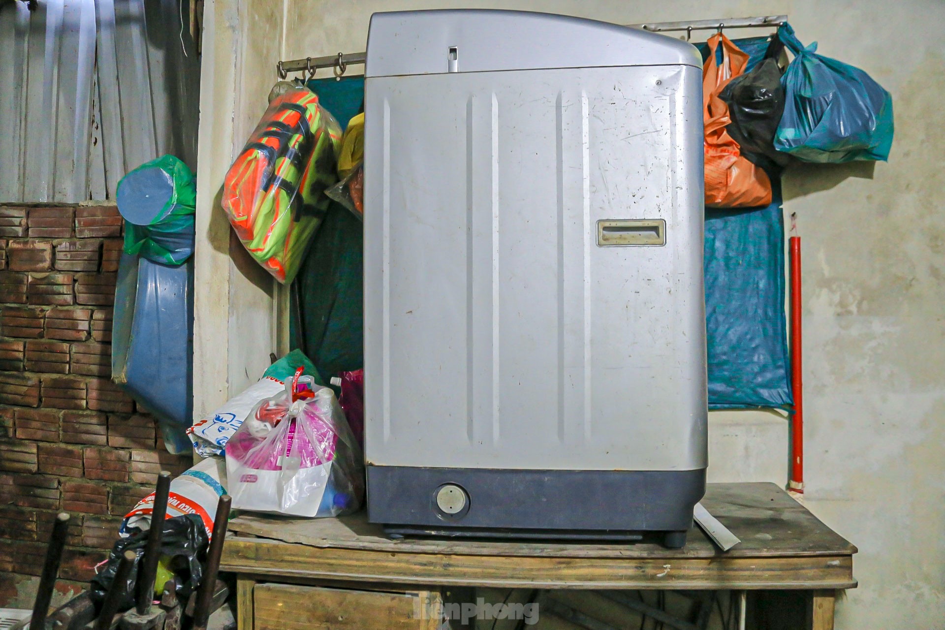 Các vật dụng có giá trị như tủ lạnh, máy giặt... được kê lên cao