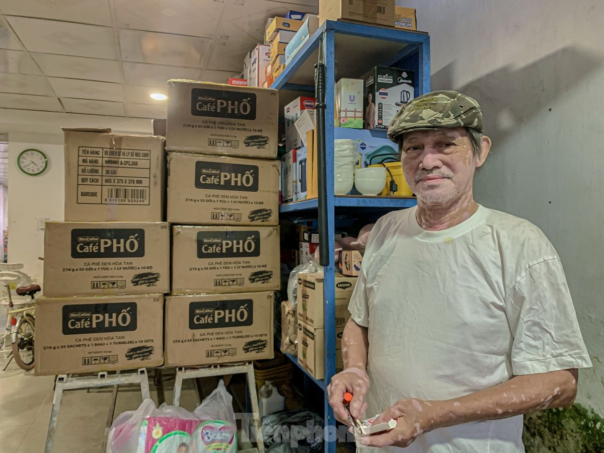 “Rút kinh nghiệm từ những đợt mưa lũ trước, chúng tôi chủ động kê đồ đạc từ sớm, vì mưa lớn khoảng 2 tiếng là nước có thể lên đến nhà”, ông Trần Hiền, người dân sống trên đường Mẹ Suốt cho biết. Đợt mưa lũ năm 2022, đã có người chết đuối vì mưa ngập trên tuyến đường này.