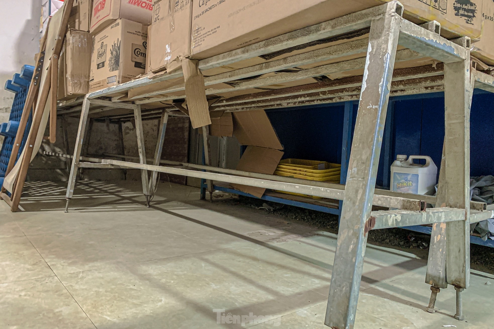 Người dân kê cao đồ đạc, dùng túi nilon bọc xe để chống nước tránh ảnh hư hại tài sản.