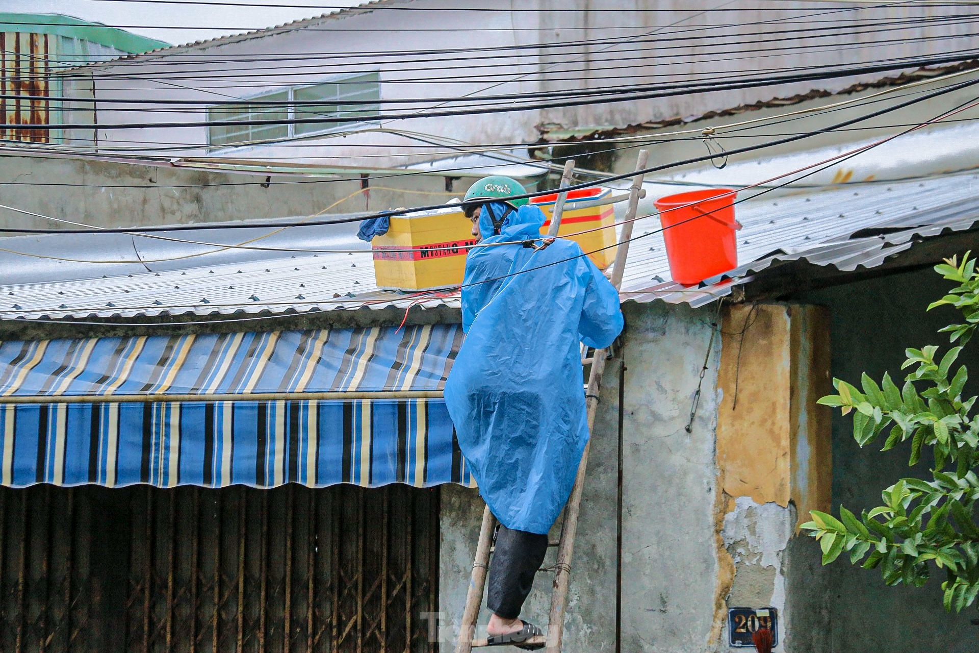 Tại khu vực Khe Cạn, đường Nguyễn Như Hạnh (phường Hòa Minh, quận Liên Chiểu), người dân cũng tất bật di chuyển các vật dụng có giá trị lên cao và chuẩn bị sẵn sàng các phương án ứng phó khi có mưa lớn. Nhiều hộ gia đình trong khu vực cũng khẩn trương chằng chống nhà cửa để đối phó với bão số 6.