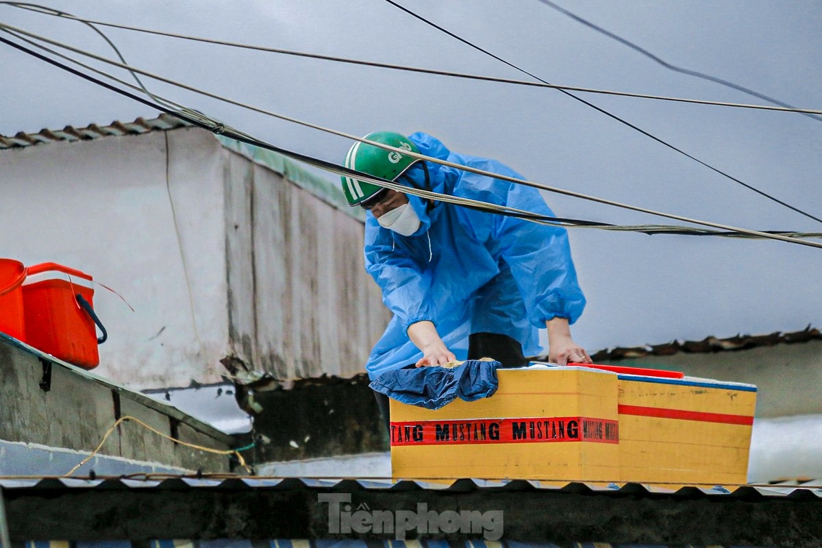 Để chủ động ứng phó với bão, mưa lớn, UBND thành phố Đà Nẵng ra công điện yêu cầu chủ tịch UBND các quận, huyện thường xuyên theo dõi chặt chẽ diễn biến của cơn bão số 6, mưa lũ. Triển khai ngay phương án sơ tán dân sống trong các nhà trọ, nhà tạm, nhà không kiên cố, các khu vực có nguy cơ sạt lở, lũ quét, nước biển dâng do bão đến nơi an toàn.