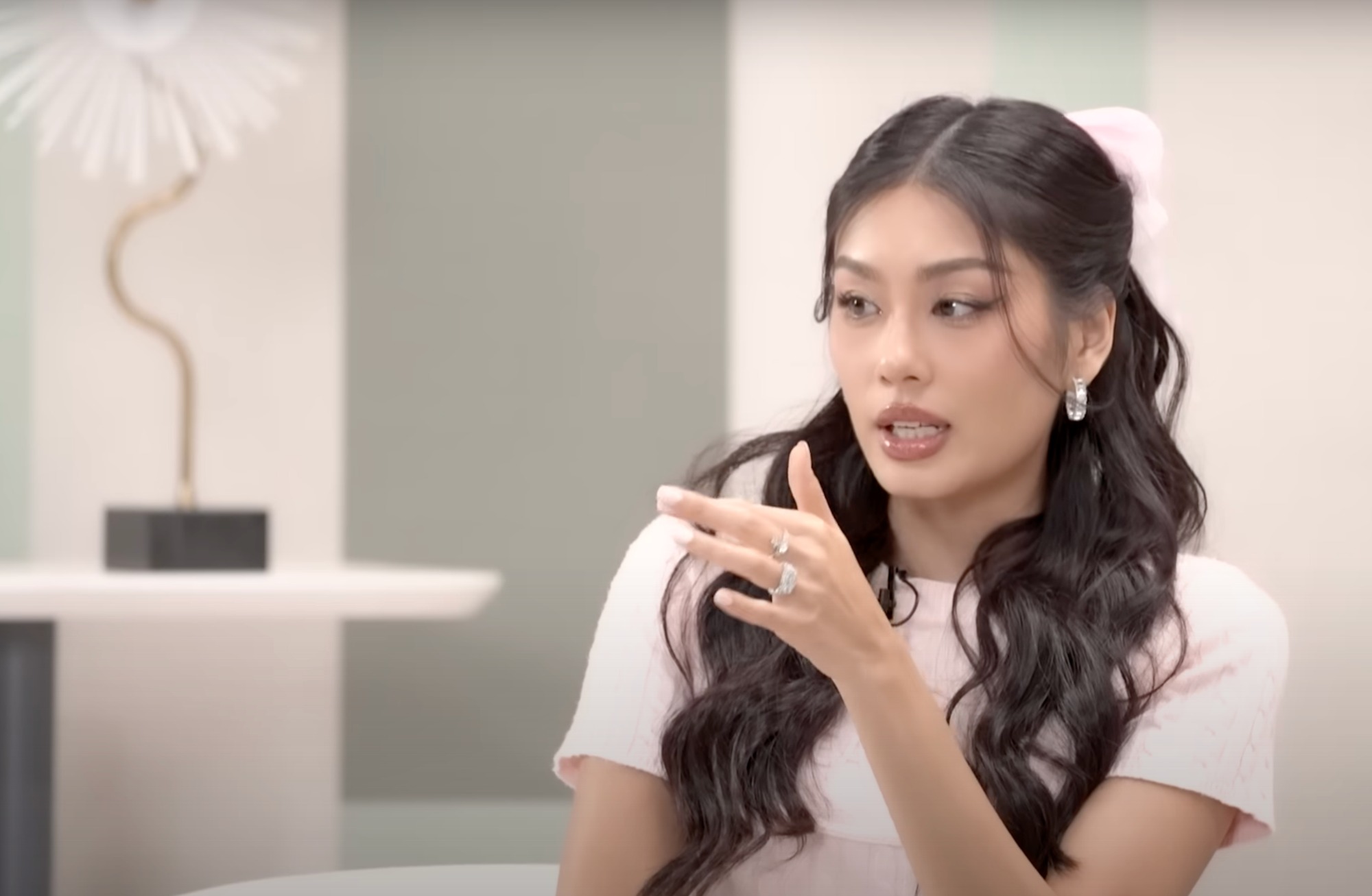 Văn Mai Hương và Thảo Nhi Lê rưng rưng trước đoạn video đầy xúc động của Ieon dành cho Rayeon