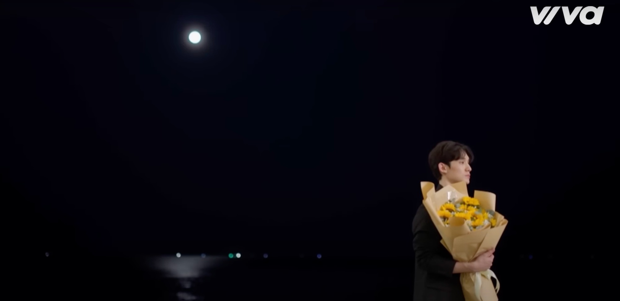 Ieon kiên nhẫn chờ đợi Rayeon với bó hoa hướng dương trên tay