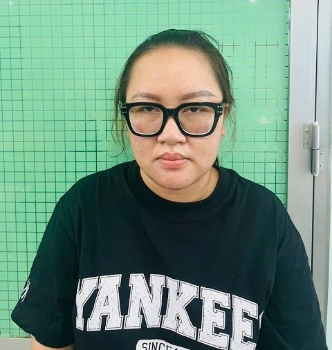 “Nữ thầy bói” Phan Thị Thu Trang tại cơ quan công an