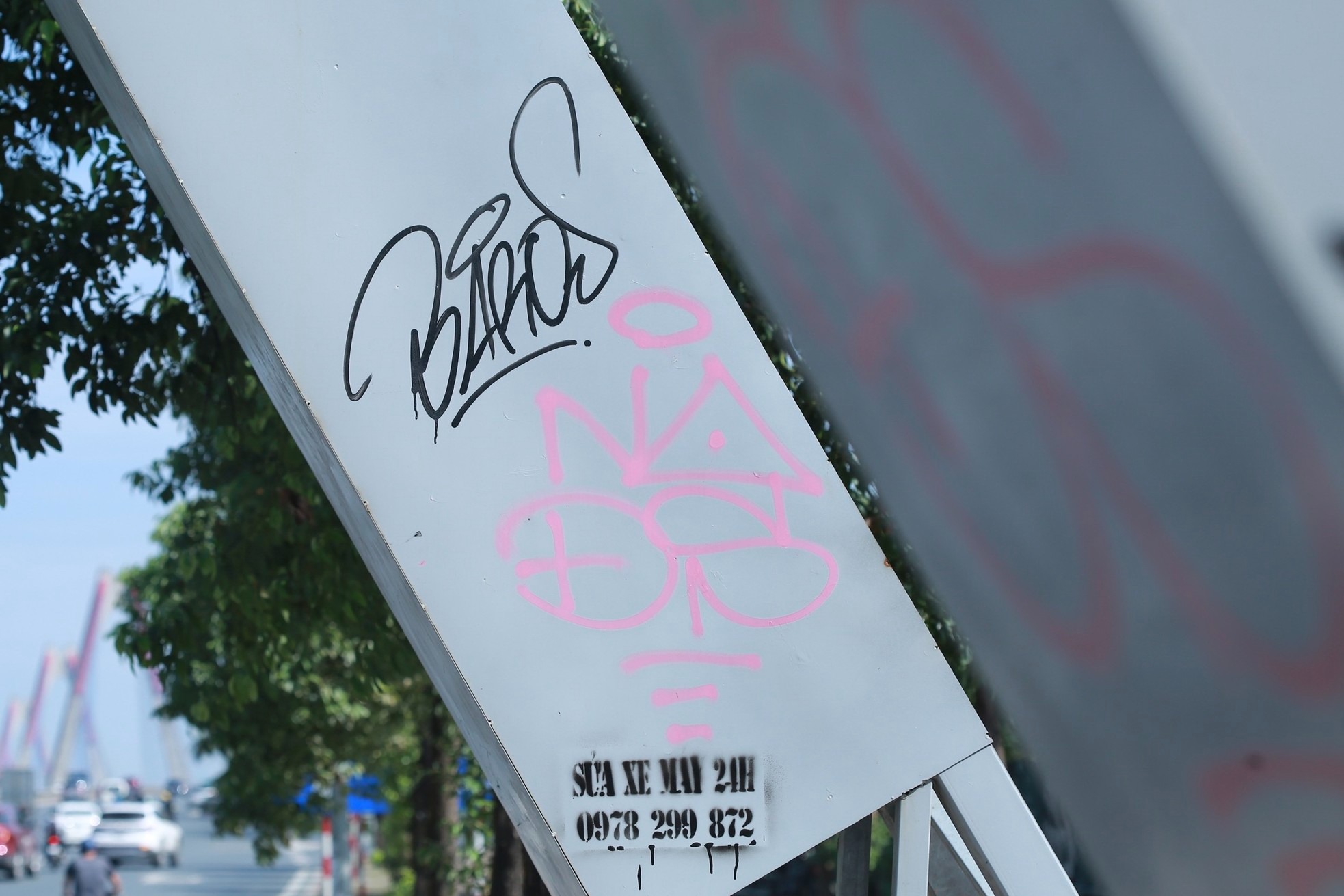 Ghi nhận của Tiền Phong sáng 30/10, chân cổng chào và các khung thép bị phủ kín bởi các hình vẽ kỳ quái và các ký tự lạ.